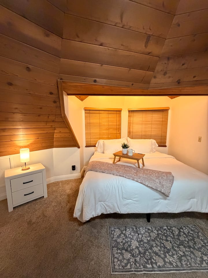 Estírate y relájate en una espaciosa cama tamaño king con sábanas suaves, almohadas mullidas y un colchón de apoyo. Diseñado para la comodidad, este acogedor espacio para dormir ofrece una experiencia de calidad hotelera, para que te despiertes renovado y listo para el día. 