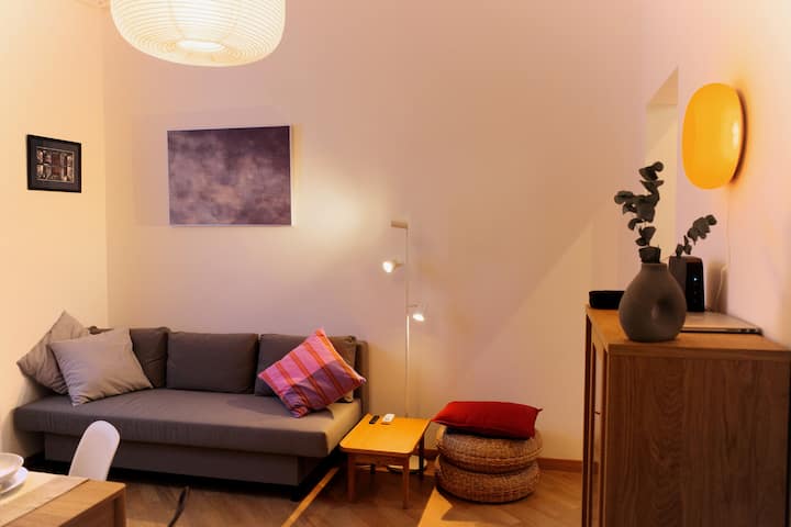 ...სამადგილიანი დივანი წასაკითხი განათებით...