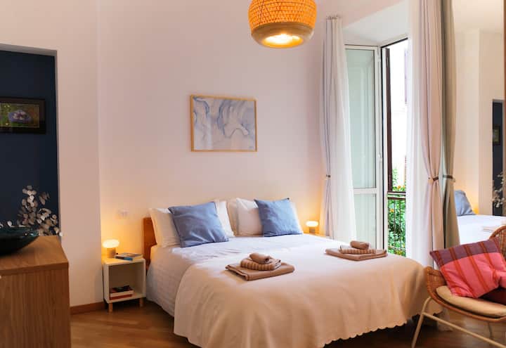 ...ბევრი ბუნებრივი სინათლე ამ ორკაციან ოთახში...