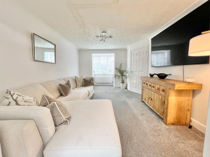 Contemporary 4-bed Home For Contractors & Families - Bishop Auckland