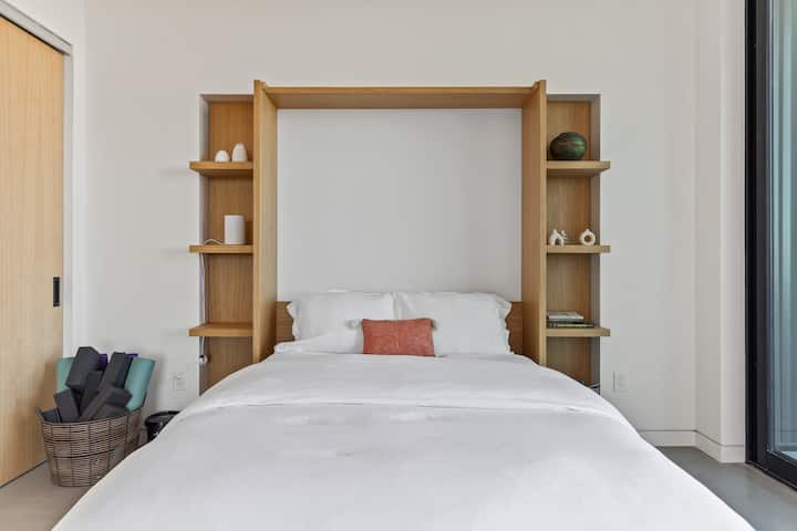 საძინებელი 4 არის მოქნილი პირობების ოთახი. აქ არის გასაშლელი საწოლი, იოგას ლეიბები და ბლოკები, სამუშაო მაგიდა და სკამი.