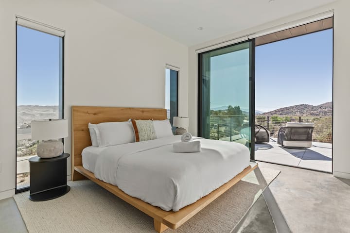 მთავარ საძინებელში 2 არის საწოლი 193×203 სმ და პირადი ტერასა 2 მბრუნავი სკამით. აქვეა ორადგილიანი გარდერობი. საძინებელთან მისასვლელ აბაზანა‑ტუალეტში არის ორმაგი ხელსაბანი, უნიტაზი და სპეციალური საშხაპე.