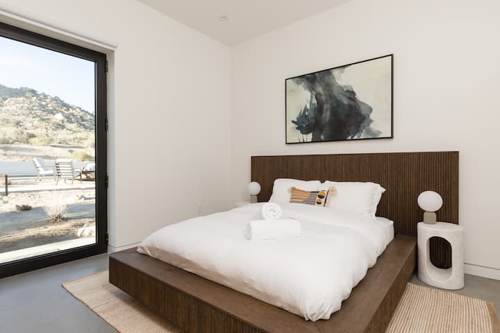 დერეფნის მე‑3 საძინებელში არის 152‑203 სმ ზომის საწოლი და დიდი შუშის კარი, რომელიც უკანა ეზოში გადის.