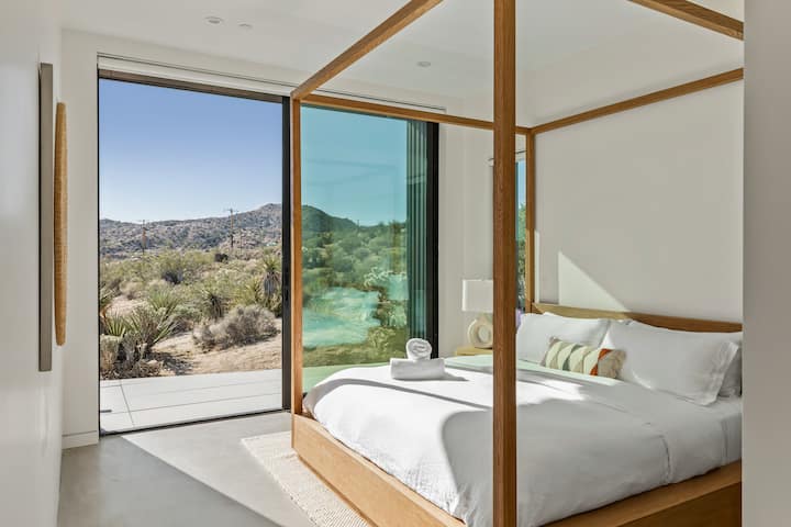 პირველ საძინებელს აქვს პირადი ტერასა, 183×213 სმ ზომის საწოლი ბალდახინით, ორპირი გარდერობი და საკუთარი სააბაზანო ღრმა აბაზანით.