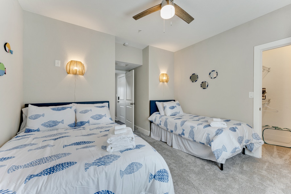 مساحة كبيرة للجميع مع سرير كامل الحجم وسرير مزدوج في هذه الغرفة. 