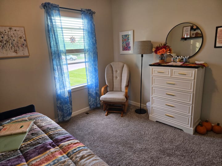 Lit gigogne surdimensionné avec des oreillers que vous pouvez ajuster à votre confort spécifique. Stations de recharge dans la table de chevet. Une télévision pour ne pas manquer votre émission préférée.  Votre salle de bain est située à un pas de la porte de votre chambre pour assurer l'intimité et la commodité.