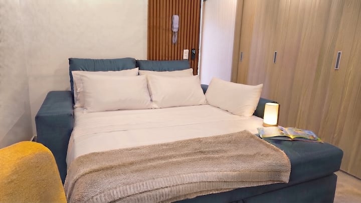 Sofacama premiun de alta calidad, con sus respectivas sabanas y lenceria, para dormir placenteramente una o dos personas, gracias a su tamaño de cama doble.