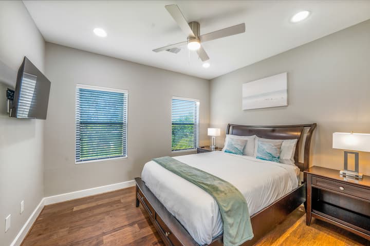 Acogedora habitación tamaño queen con baño privado completo adjunto, ideal para familias o parejas. 