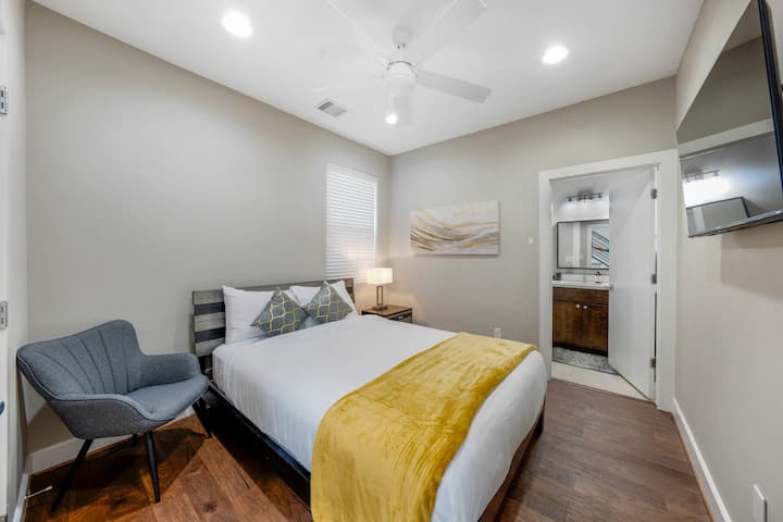 Suite queen en planta baja con baño privado y sillón de lectura