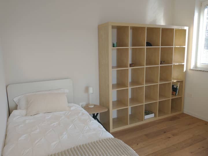 Rozmery postele sú 90 x 190 cm. Do izby možno pridať detskú postieľku s dĺžkou 140 cm.