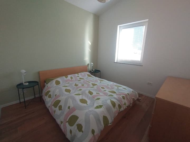 Rozmery postele sú 160 x 200 cm.