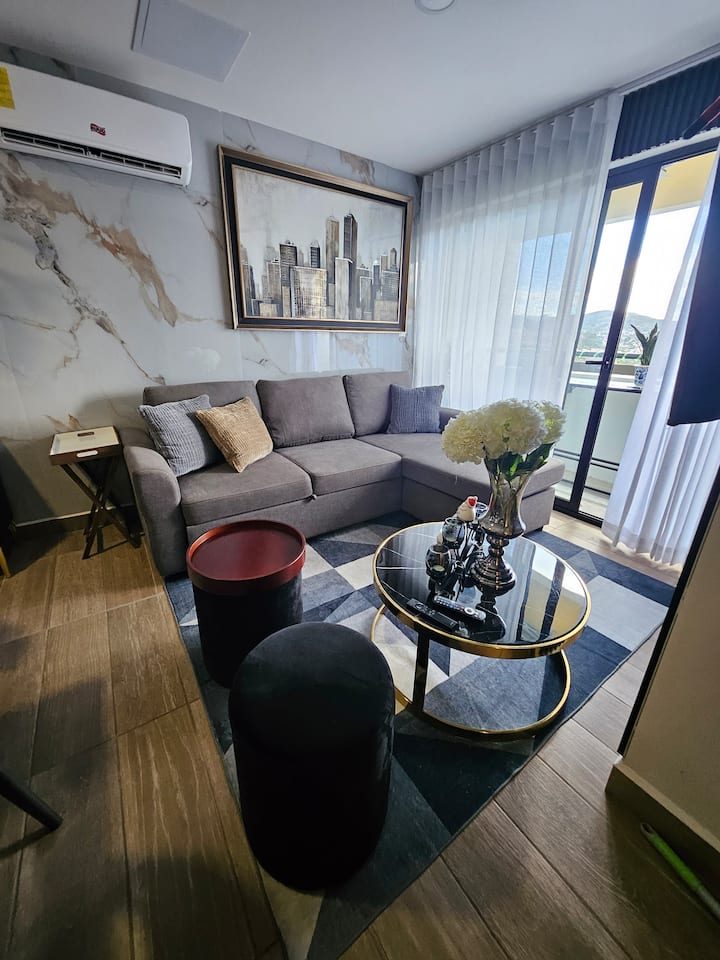 The spectacular room, spacious if you travel with family and children, has a double sofa bed, 65-inch Smart TV, armchairs that function as a service table for food or for you to place your computer. It has air conditioning. 