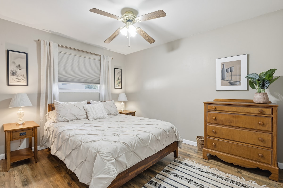 מיטת קווין סייז נוחה עם וילונות האפלה ומאוורר תקרה לשינה רגועה