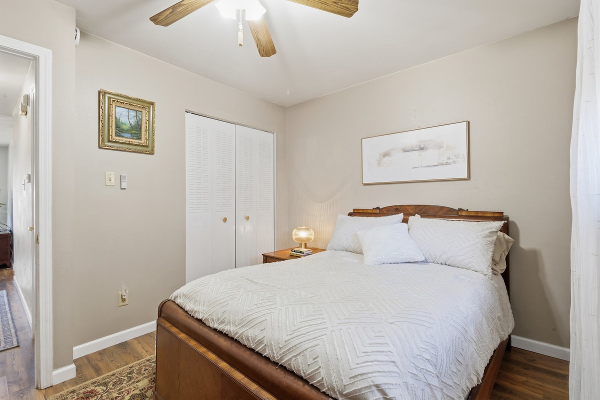 מיטה נוחה בגודל מלא עם מאוורר תקרה ותריסים להאפלה