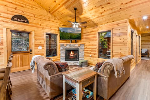 Popular Airbnb listing: Hot tub*privacy*peaceful nature at Smoky’s Retreat in Gatlinburg