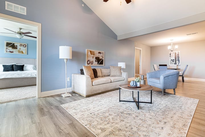 Landing | Beautiful 2bd, Gym, Pool - Cocoa, FL