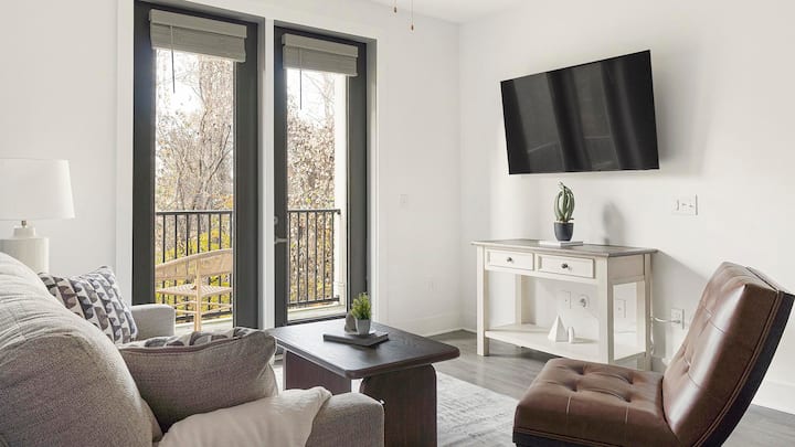Landing | Chic 2bd, Pool, Clubhouse - Suwanee, GA
