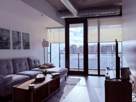 Successful Airbnb property: Downtown Winnipeg | Free Parking! +Gym + patio in Portage–Ellice