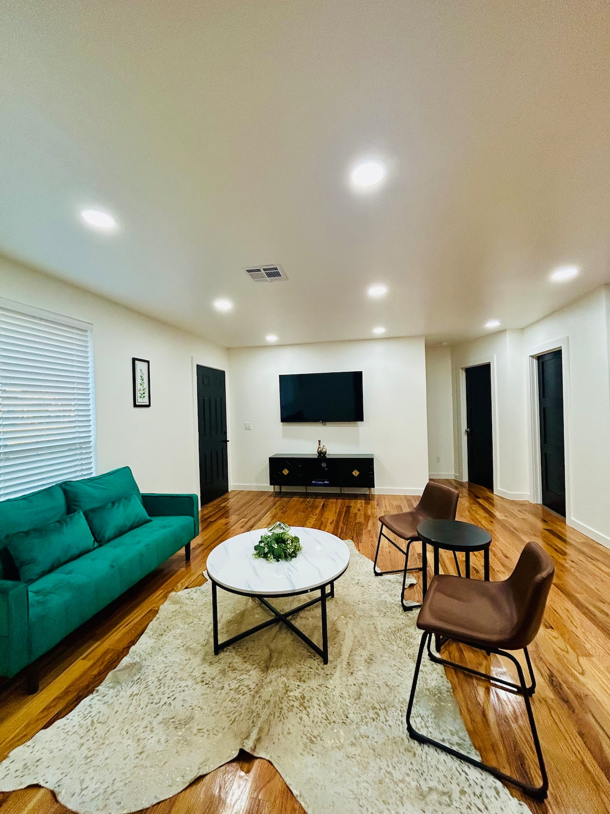 Паметен телевизор со висока резолуција, кауч на спуштање, столови и масичка за кафе