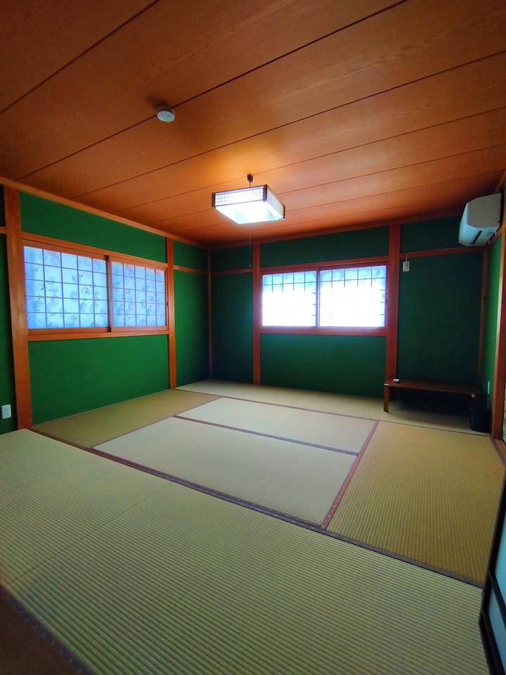 C'est une chambre de style japonais avec une atmosphère à l'ancienne.Détendez votre corps et votre esprit dans un espace calme avec la douceur des tatamis.
Chambre de style japonais traditionnel qui offre une atmosphère calme pour une relaxation profonde.

C'est une chambre traditionnelle de style japonais avec une atmosphère calme et nostalgique.
Le tatami moelleux et l'espace calme vous aident à détendre votre corps et votre esprit.