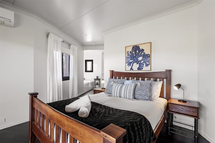 Наполнете ги батериите во главната спална соба каде што брачниот кревет (широк 150 – 179 см), меката постелнина и приватната бања создаваат пријатно засолниште за мирни ноќи.