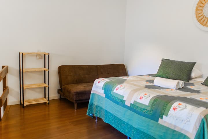 Აპარტამენტი ანტრესოლზე.
შეიცავს: king‑size ზომის საწოლი, გასაშლელი დივანი, კარადები ჩემოდნის გასახსნელად, ქურთუკების საკიდი. Ცალკე სააბაზანო გაზის საშხაპით.