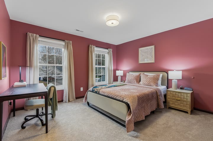 Izba Mauve Retreat Queen
Teplá, upokojujúca spálňa s manželskou posteľou v mäkkých fialových tónoch, útulnou posteľnou bielizňou a množstvom priestoru na odpočinok.