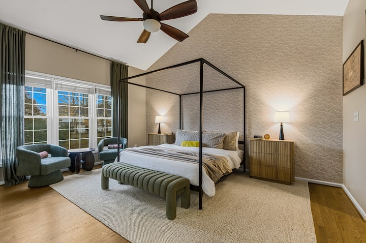 Ohromujúca posteľ s baldachýnom s posteľou king vybavená tou najlepšou posteľnou bielizňou pre dokonalý odpočinok a načerpanie energie.