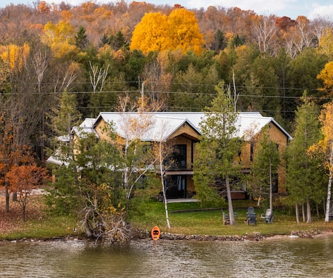 [Modern Lake House] hot tub, dock, kayaks, serene.
