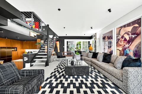 Spacious Designer Haven – Spa, Views, Parking…