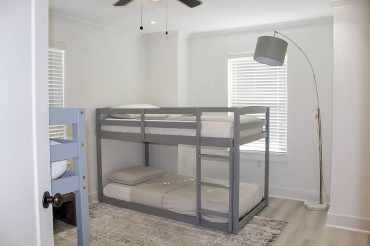 تحتوي غرف النوم 5 و 6 على أسرّة بطابقين. (8 أسرّة)