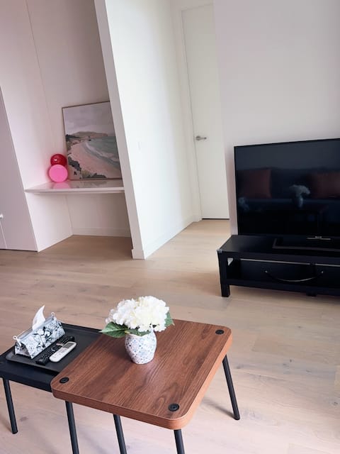 Successful Airbnb property: Melife 2 bedrooms, 2 bathrooms with balcony 2 bedrooms, 2 1.5m beds in Box Hill