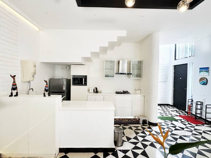 Full kitchen image 1