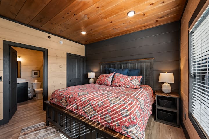 Луксозно спално бельо върху удобен матрак 