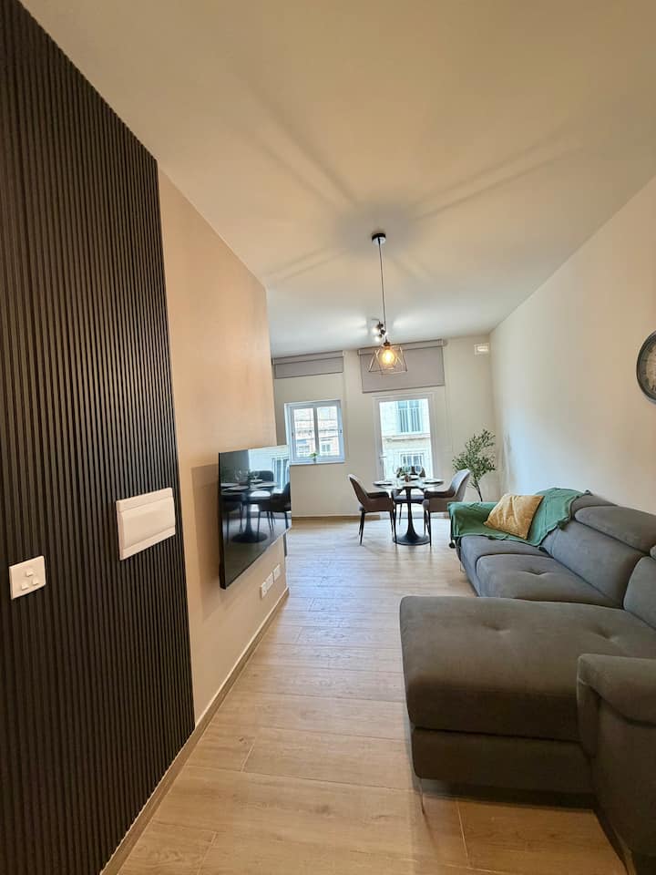 The Rue – Stylish Urban Apartment near Seafront — interior photo 5