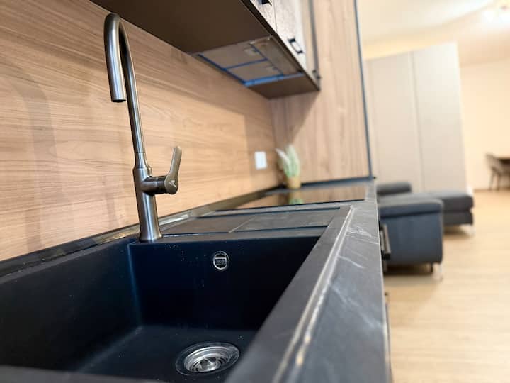 Designer Living near Waterfront – Prime Location — interior photo 5