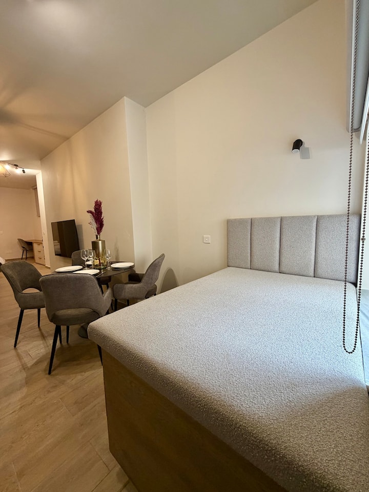 Designer Living near Waterfront – Prime Location — interior photo 3