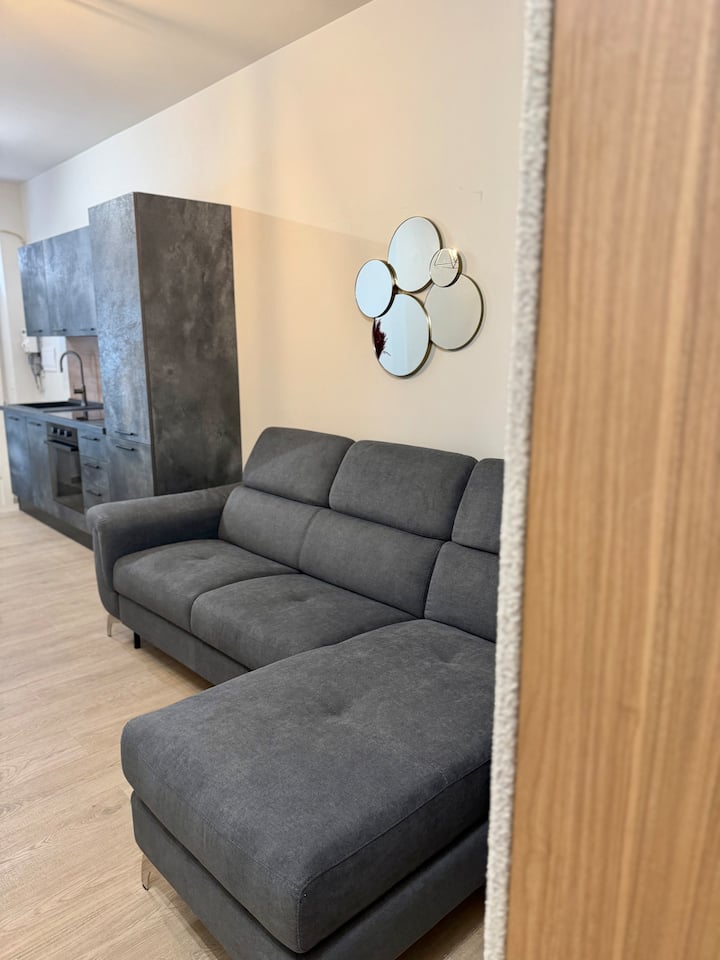 Designer Living near Waterfront – Prime Location — interior photo 2