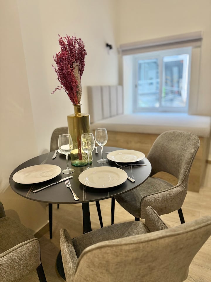 Designer Living near Waterfront – Prime Location — interior photo 4