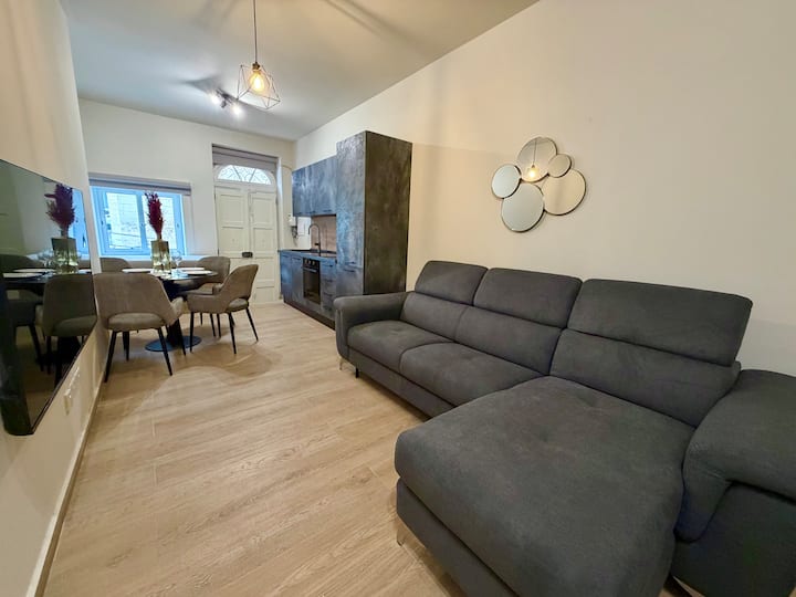 Designer Living near Waterfront – Prime Location