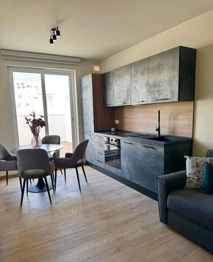 Close to Seafront Designer Penthouse — interior photo 2