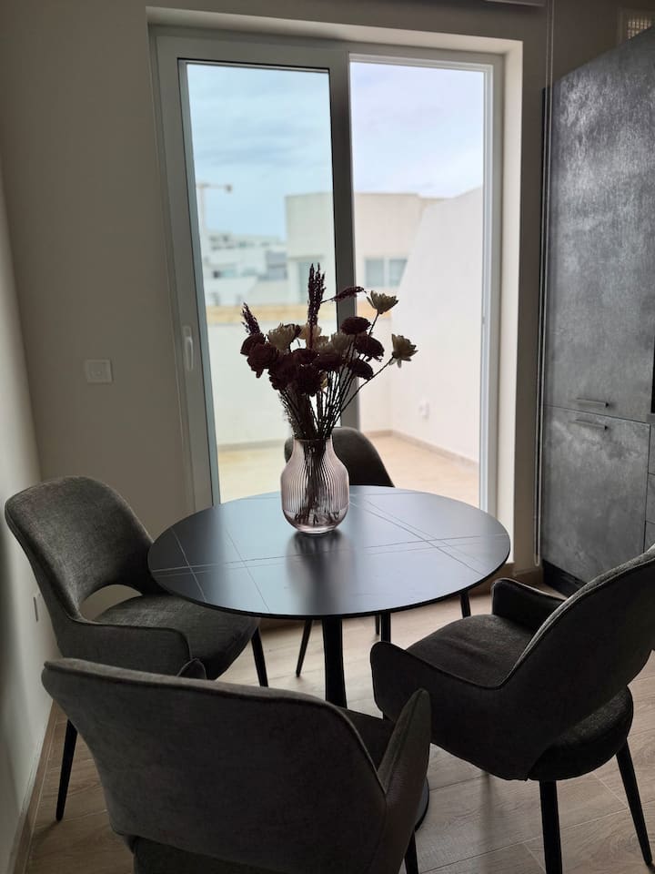 Close to Seafront Designer Penthouse — interior photo 4