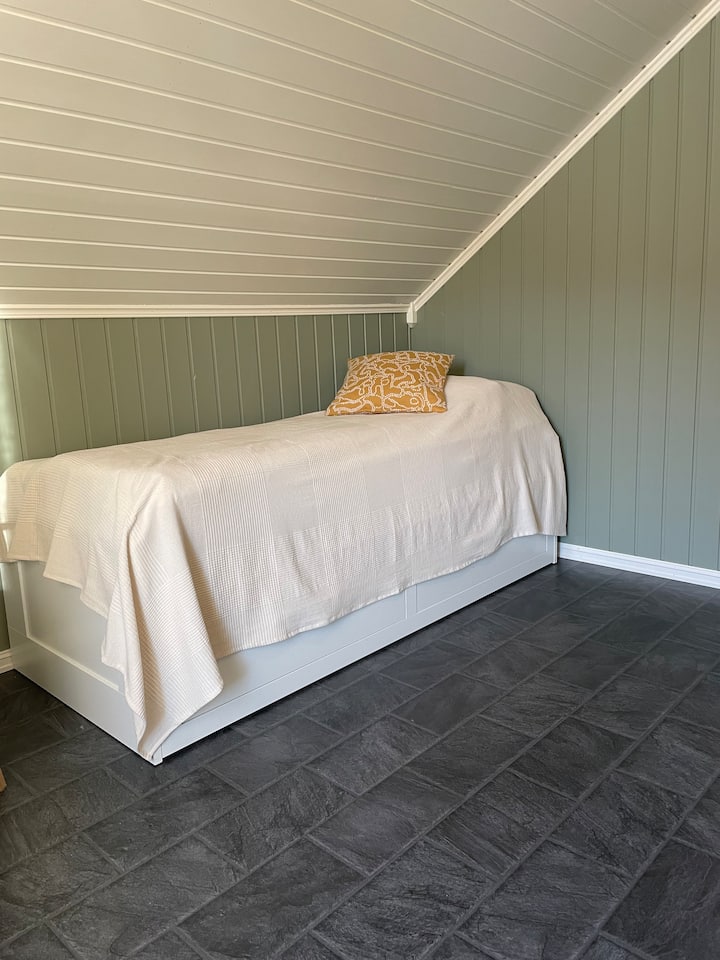 客床可以拉出来变成一张160厘米的双人床。 