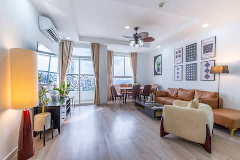 Top-earning Airbnb listing in Quận 4, 5 bedrooms