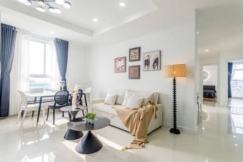 Bright & Clean 5BR Aprt in Downtown HCMC Free Pool