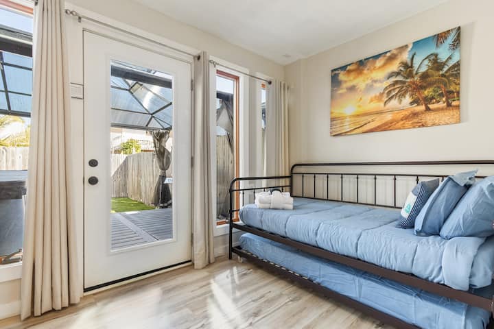 Svetlá a útulná spálňa s pohodlnou rozkladacou posteľou, mäkkou posteľnou bielizňou a dekoráciami inšpirovanými plážou. Ponúka priamy prístup na vonkajšiu terasu, vďaka čomu je ideálnym miestom na oddych a vychutnávanie si čerstvého vzduchu počas vášho pobytu.