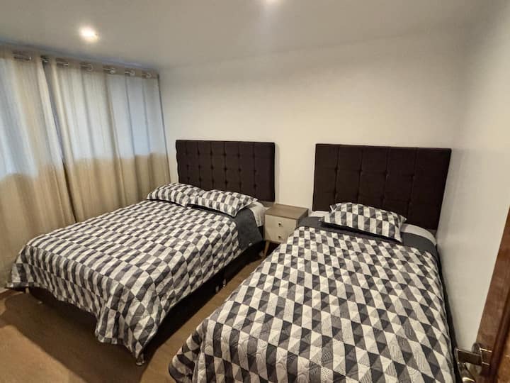 dos camas (1 doble y  1 individual)