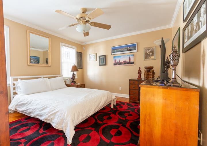 Спалня на основния етаж с двойно легло и стилна, релаксираща атмосфера