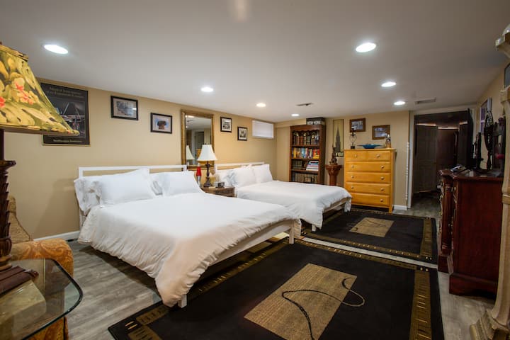 Друг изглед към просторното допълнително спално пространство с кът за четене и скрин за съхранение