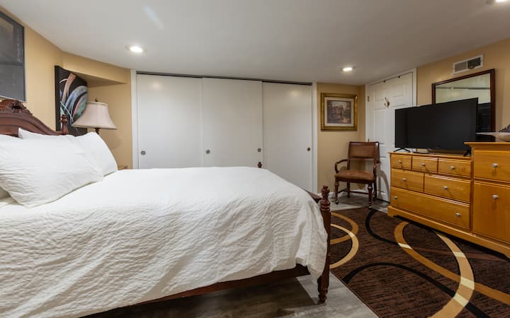 Удобна спалня с уютно легло, голям гардероб, скрин и телевизор за релаксиращ престой.